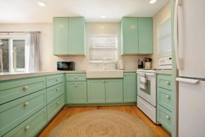 Flamingo Cove! Fun Island Home Sleeps 10, Dog Friendly, Turquoise Kitchen, Electric BBQ!